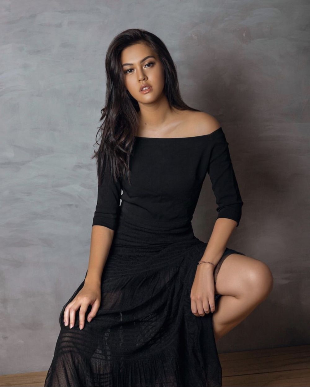 10 Pemotretan Pose Eksotis Rebecca Tamara yang Mirip Kendall Jenner