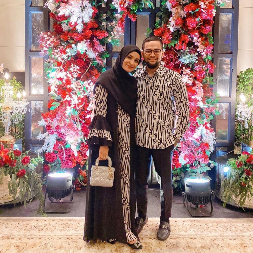 OOTD Kondangan Shireen Sungkar, Referensi Tampil Serasi dengan Suami