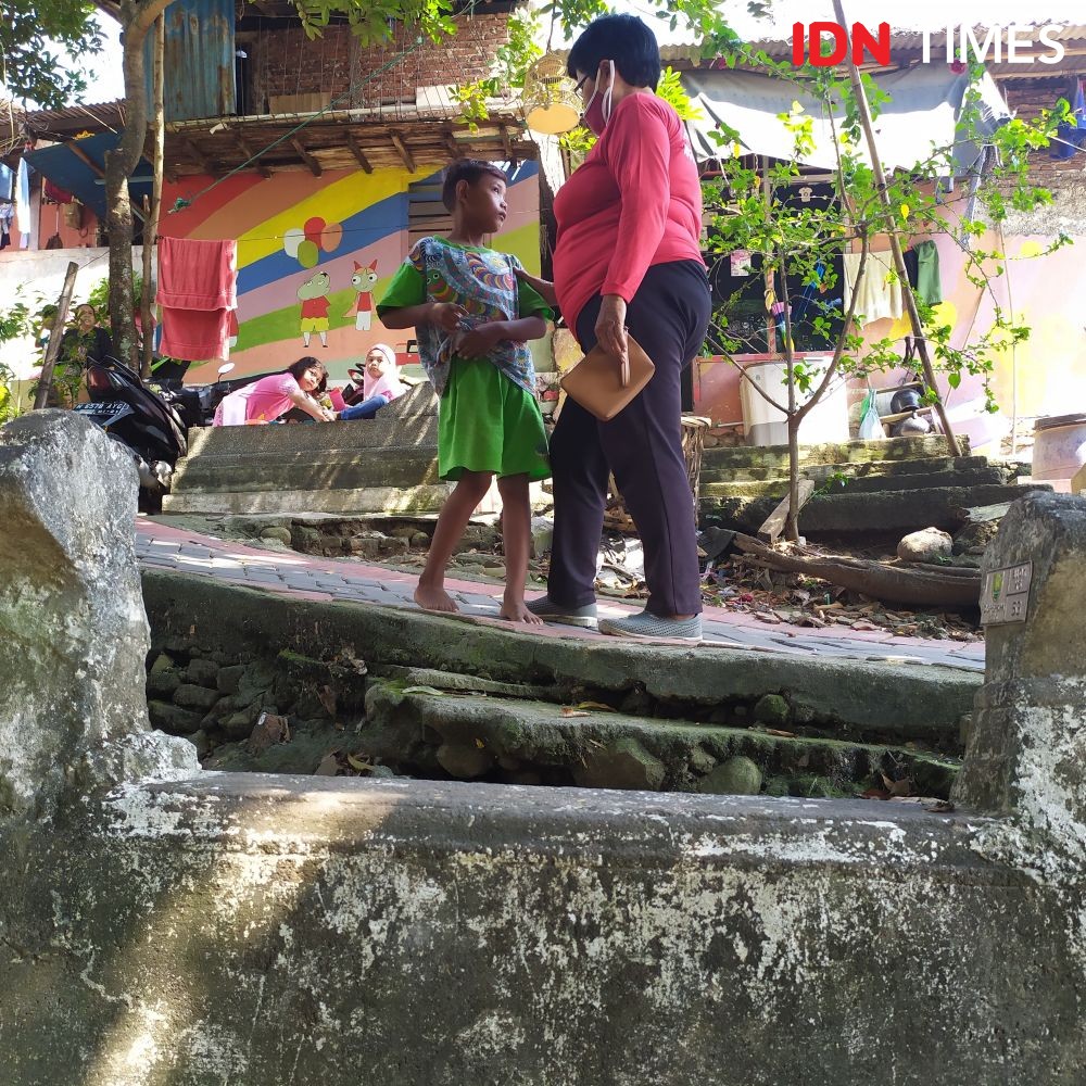 Cerita Guru SD Gunung Brintik Menyusuri Kuburan Demi Berburu Murid Baru