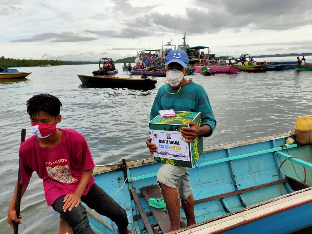 Polda Kaltim Bagikan Sembako untuk Nelayan di Laut dan Pesisir PPU