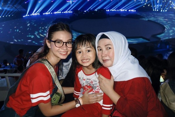 Kalem Banget, 10 Potret Kesederhanaan Twinawati Mama Yuki Kato