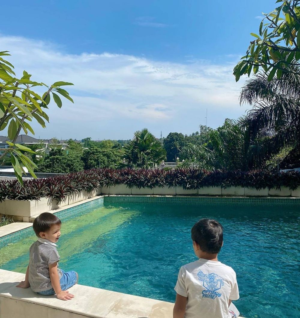 Punya Rooftop Garden Asri, 10 Potret Titi Kamal dan Keluarga di Rumah