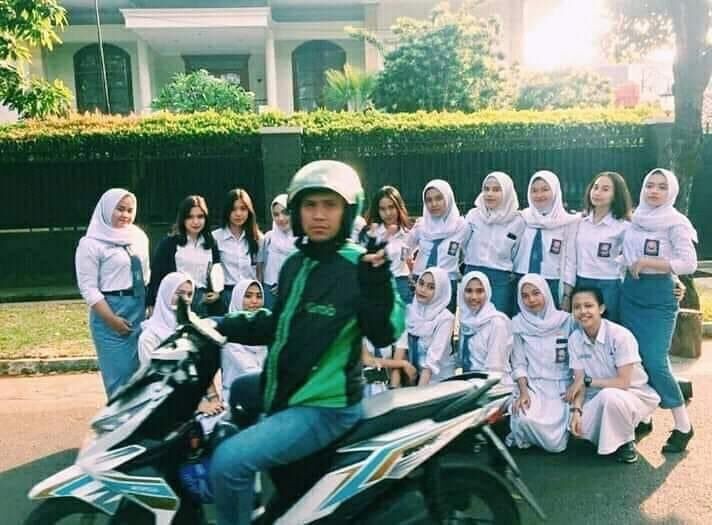 Bikin Kikuk, Ini 10 Potret Driver Ojol Nongol di Tengah Foto Bareng