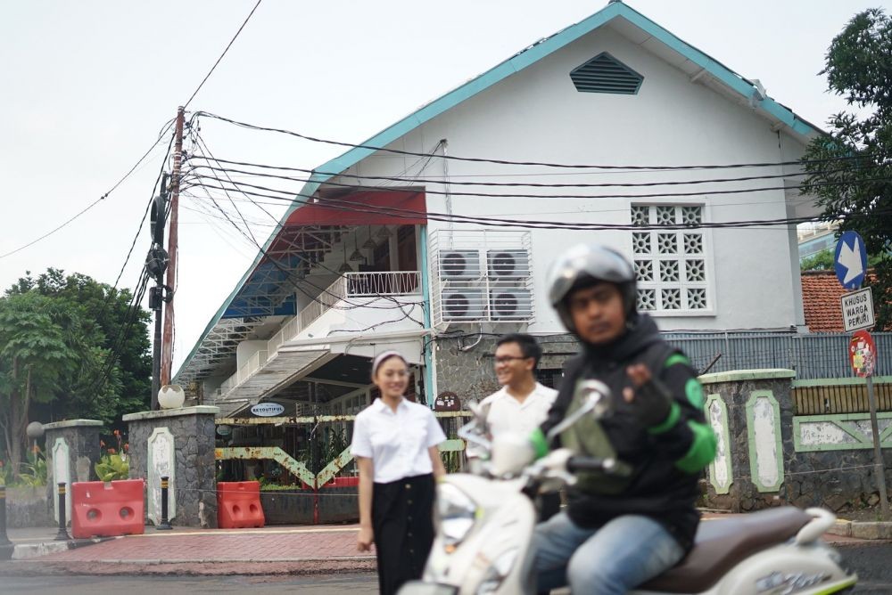 Bikin Kikuk, Ini 10 Potret Driver Ojol Nongol di Tengah Foto Bareng