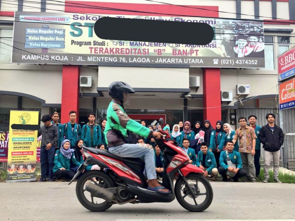 Bikin Kikuk, Ini 10 Potret Driver Ojol Nongol di Tengah Foto Bareng