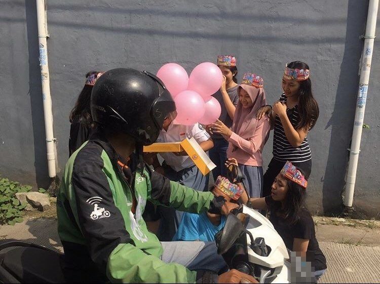 Bikin Kikuk, Ini 10 Potret Driver Ojol Nongol di Tengah Foto Bareng