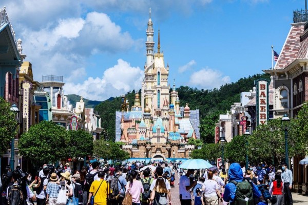 10 Potret Disneyland Hong Kong yang Dibuka Kembali Saat New Normal
