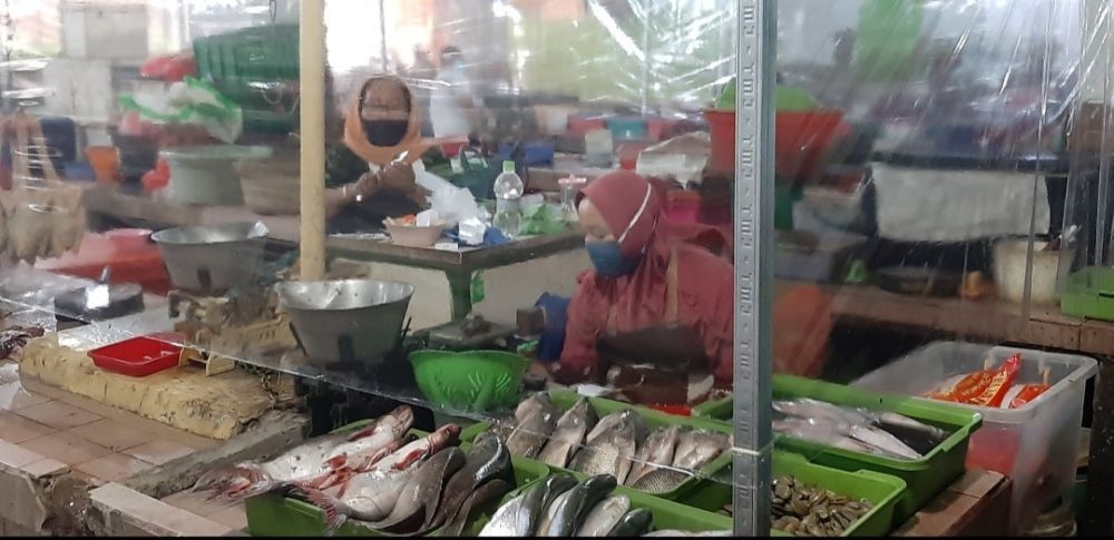 Lapak Pedagang Bahan Basah di 21 Pasar Surabaya Dipasang Tirai Plastik