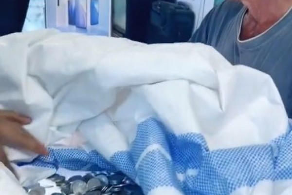 Viral! Kisah Haru Penjual Pisang, Beli HP dengan Sekarung Uang Receh