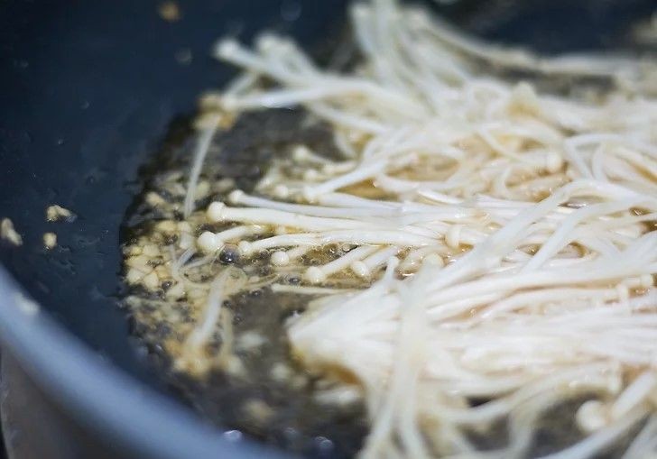 9 Fakta Spesifik soal Jamur Enoki yang Terkandung Bakteri Listeria
