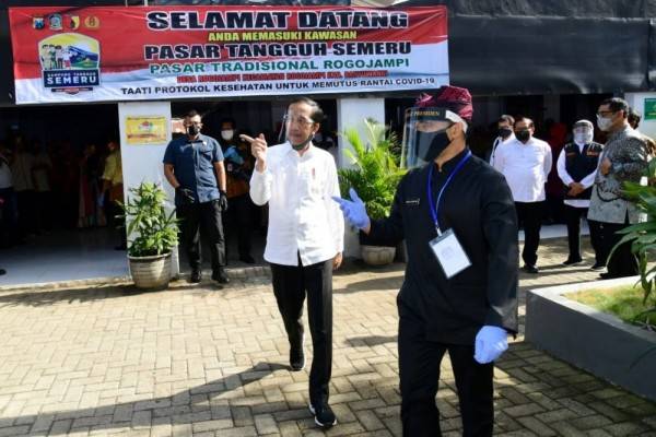 Tinjau Pasar Tradisional Di Banyuwangi, Jokowi Cek Protokol Kesehatan