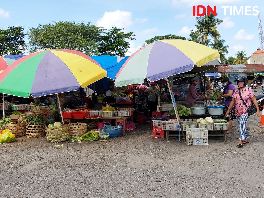 Pedagang di Pasar Tradisional Tabanan Wajib Pakai Face Shield