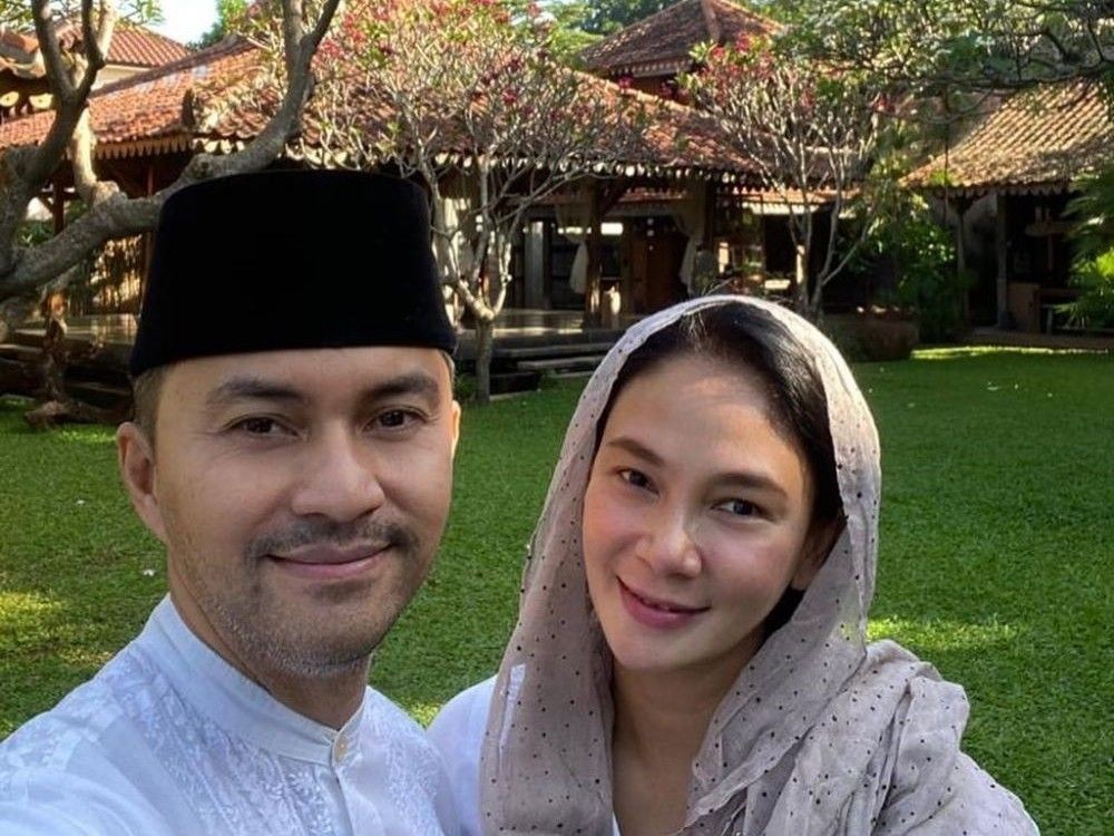 Bahagia Gak Kenal Usia! 10 Artis Ternyata Umur Istrinya Lebih Tua