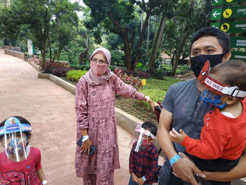 PSBB Dihentikan, Ratusan Orang Mulai Wisata di Kebun Bintang Bandung