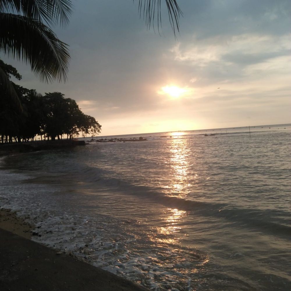 Pengelola: Pengunjung Pantai Carita Wajib Terapkan Protokol Kesehatan