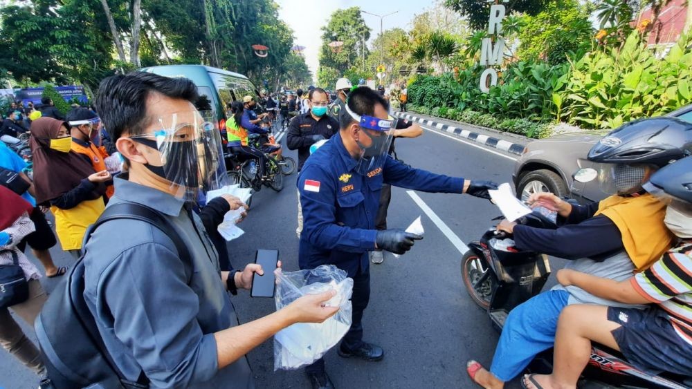 Jalankan Instruksi Jokowi, Forkopimda Jatim Bagikan 2 Juta Masker