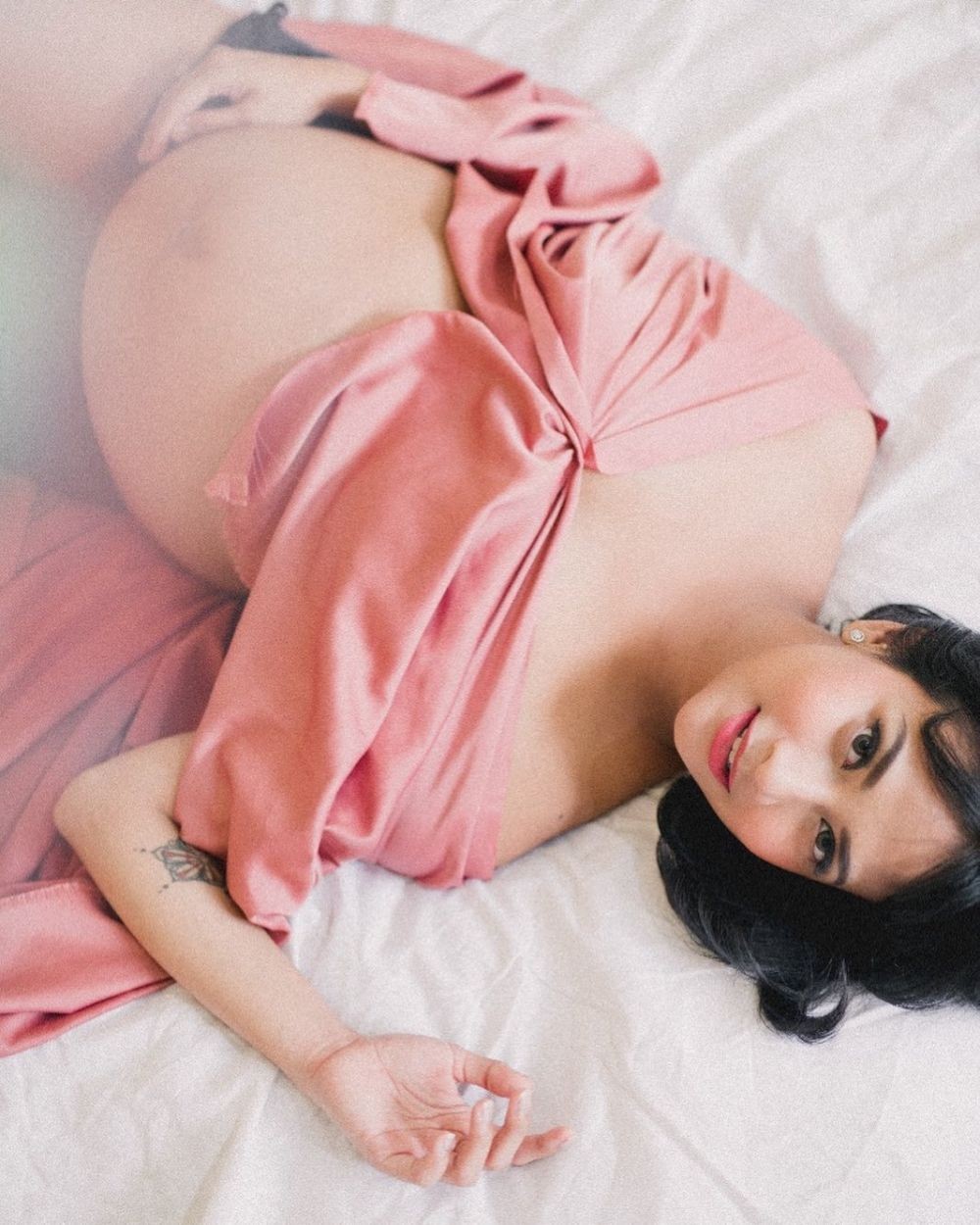 9 Maternity Shoot ala Vanessa Angel Bareng Suami ini Bikin Gemas