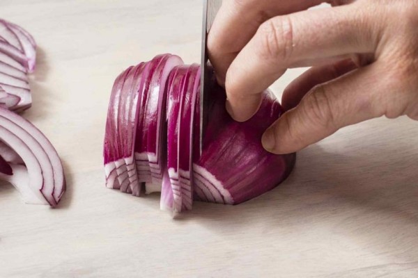 10 Tips Ampuh Memotong Bawang yang Gak Bikin Mata Perih