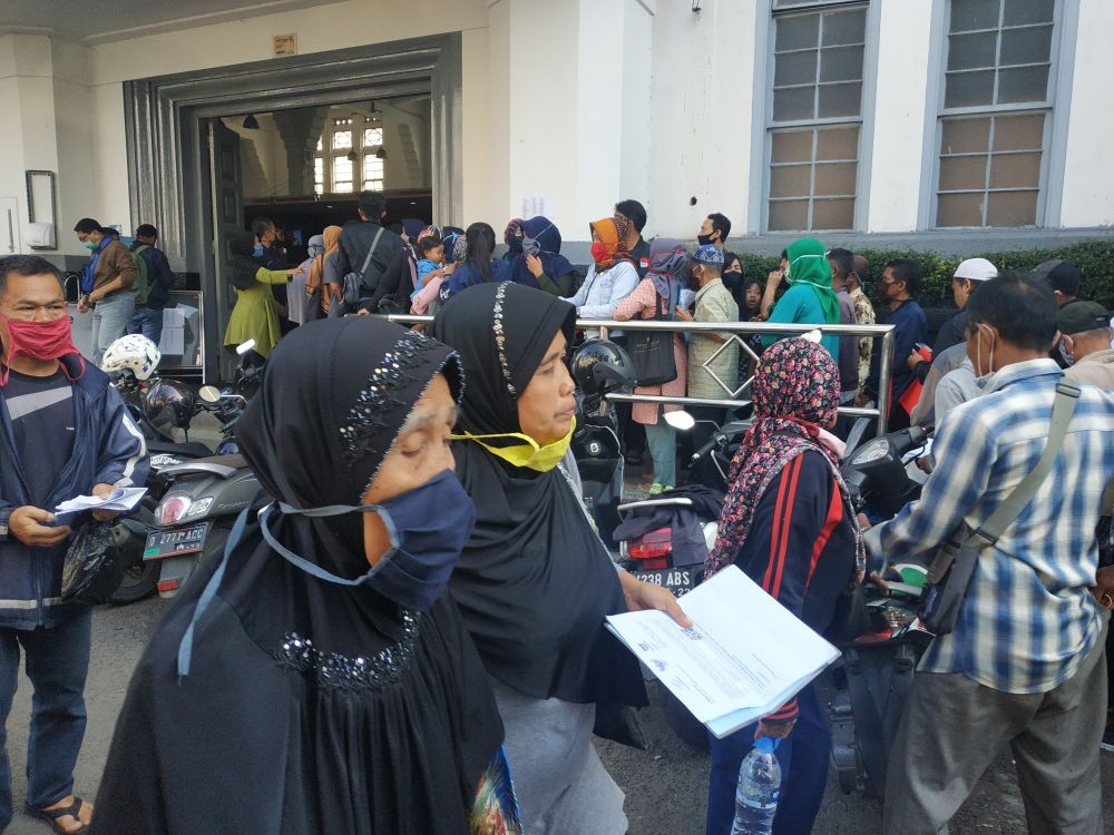 Antrean Warga Demi Peroleh BLT Terjadi Lagi di Kantor Pos Bandung