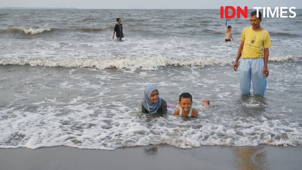 [FOTO] PSBB, Wisatawan Membludak di Pantai Tanjung Pasir