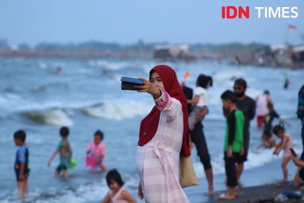 [FOTO] PSBB, Wisatawan Membludak di Pantai Tanjung Pasir