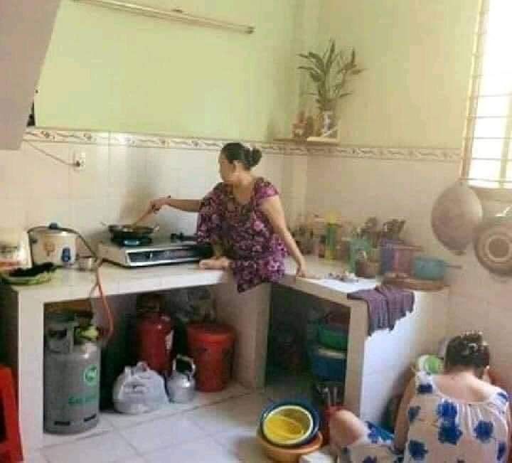 10 Potret Emak-emak Memasak Ini Penuh Drama, Bikin Tepok Jidat