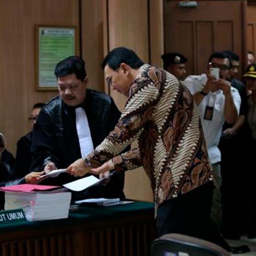 Ahok Lelang Batik Yang Dipakainya Di Sidang Kasus Penodaan Agama