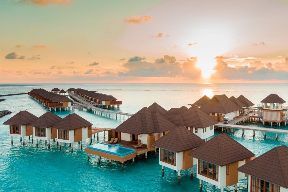 brown and white wooden houses on body of water during sunset 3601426 d5f2aed7f7d5a98306344c950878135c - Negara Terkecil di Dunia Favorit Wisatawan