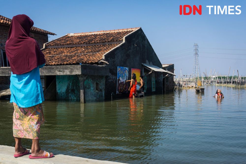 [FOTO] Kala Seniman Demak Pentas di Daerah Tenggelam akibat Banjir Rob