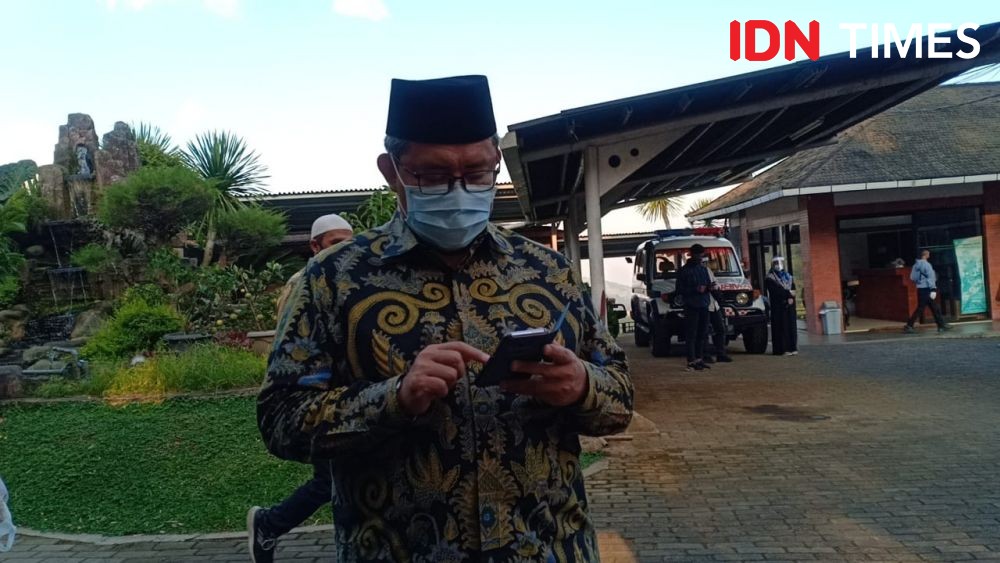 Ustadz Hilmi Aminuddin Dimakamkan dengan Protokol COVID-19 di Lembang
