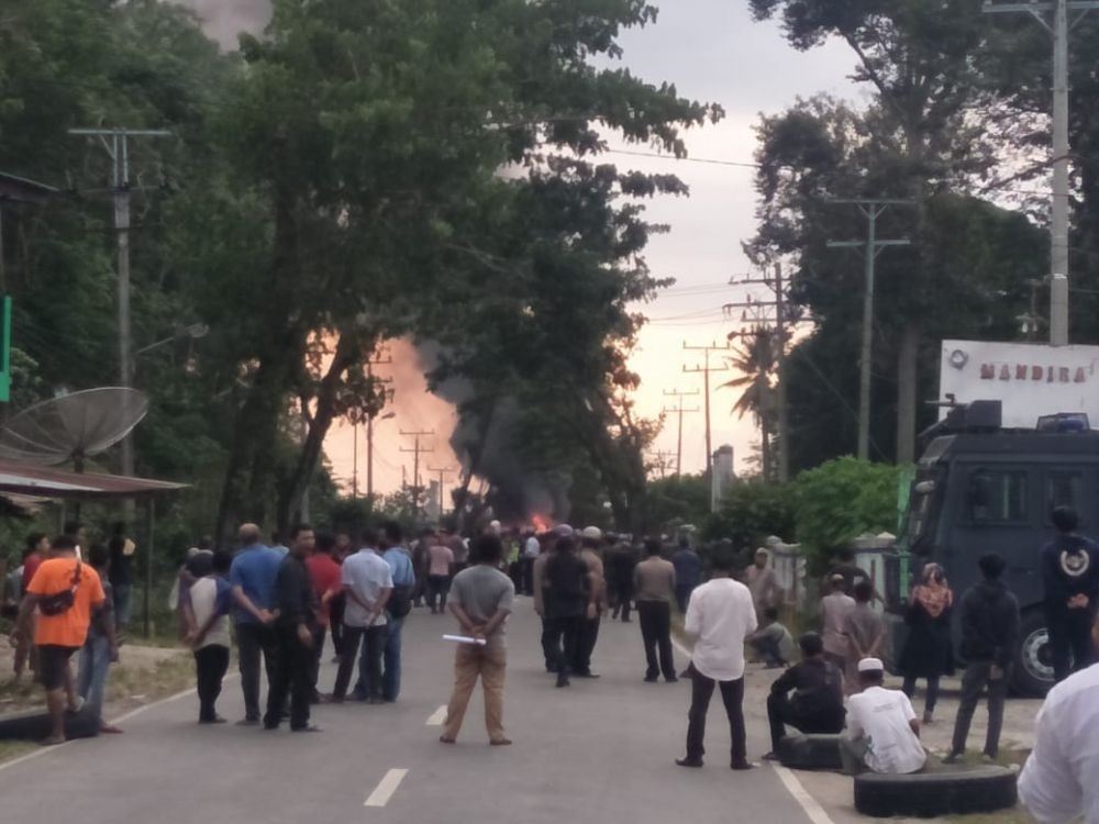 Massa Madina Blokir Jalan Lagi, Tuntut Pembebasan 3 Orang yang Ditahan