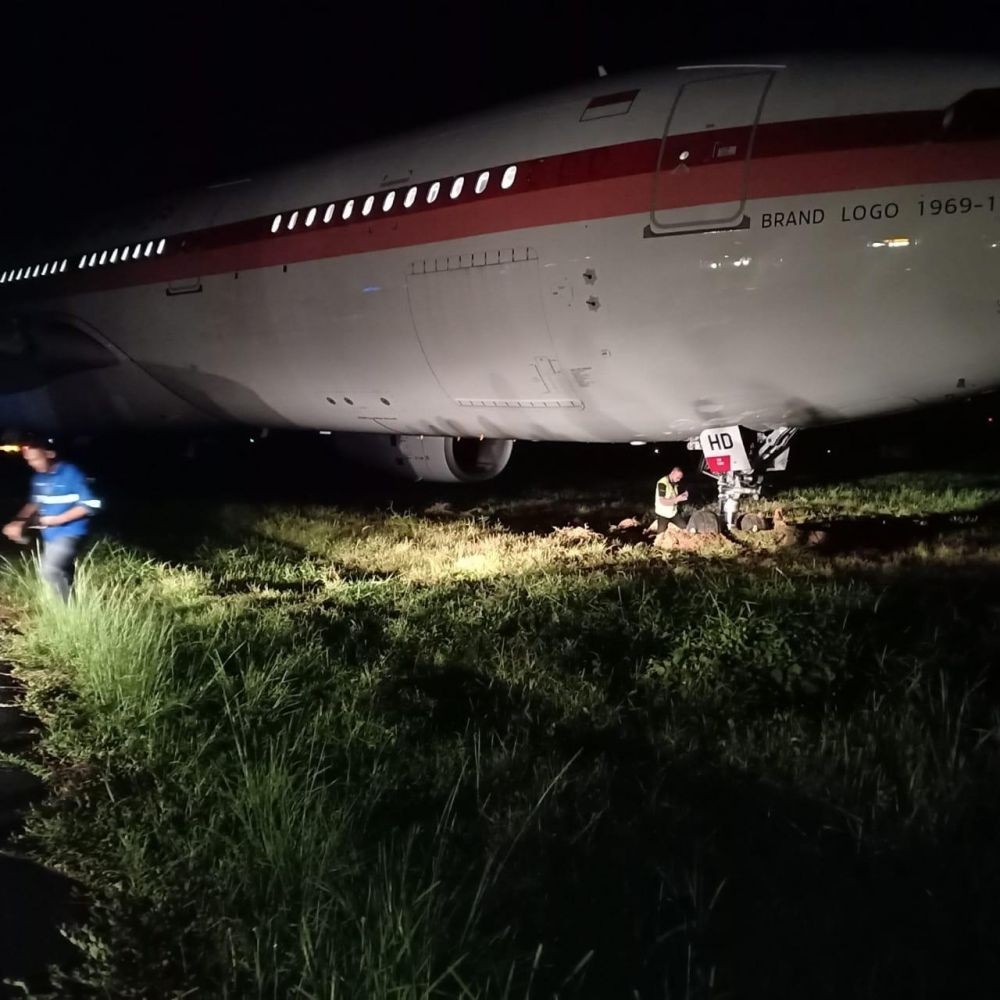 Pesawat Keluar Landasan di Bandara Makassar, Garuda Minta Maaf
