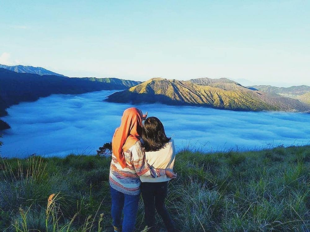 10 Tempat Wisata di Indonesia dengan Sensasi di Atas Awan yang Menawan