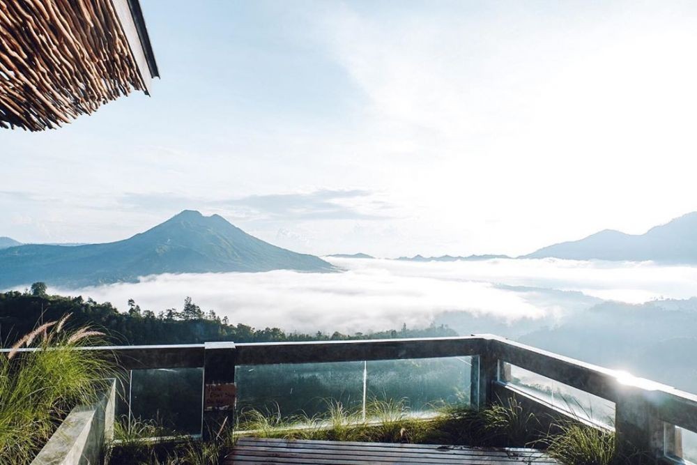 10 Tempat Wisata di Indonesia dengan Sensasi di Atas Awan yang Menawan