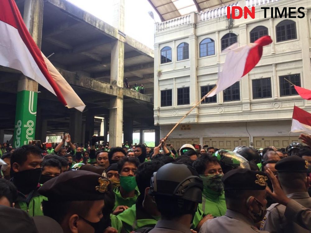 Demo Sempat Ricuh dengan Polisi, Driver Segel Kantor Gojek