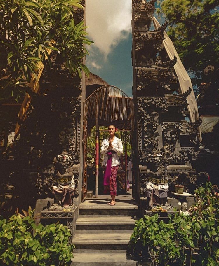 Nuansa Indonesia Banget, 10 Foto Agnez Mo dengan Busana Kebaya