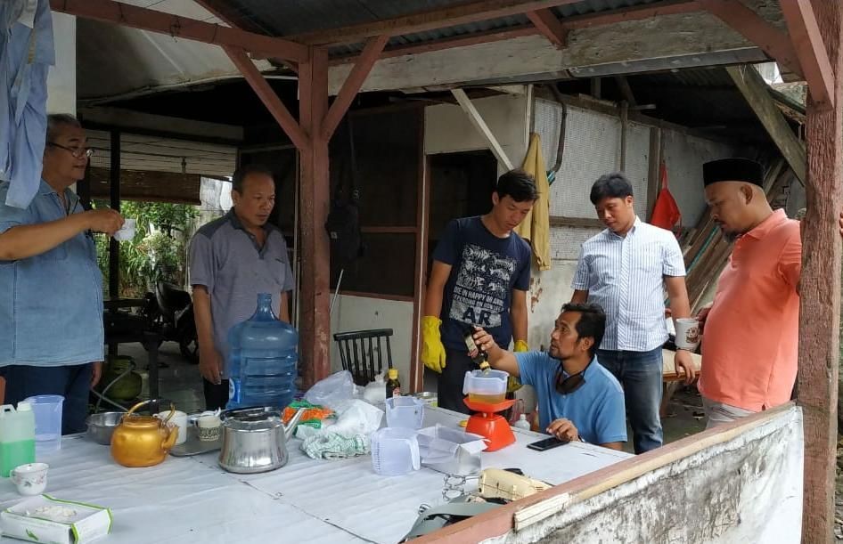 UKM Jurnalis dan PT TPL Latih Warga Kampung Sejahtera Membuat Sabun