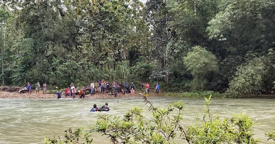 Basarnas Evakuasi 33 Orang yang Terjebak di Sungai Lamesou Sultra