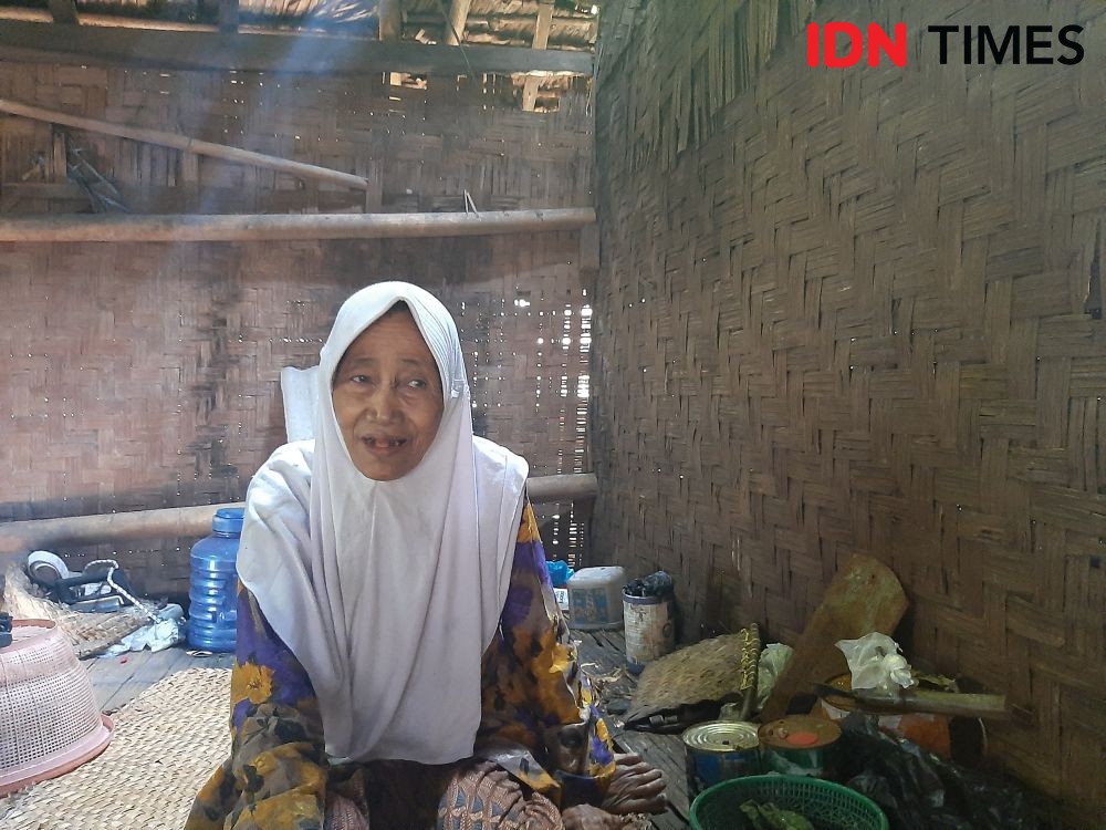 Miris, Nenek di Serang Tinggal di Rumah Hampir Ambruk