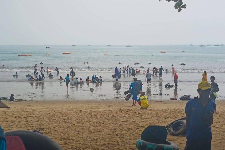 Pengelola: Pengunjung Pantai Carita Wajib Terapkan Protokol Kesehatan