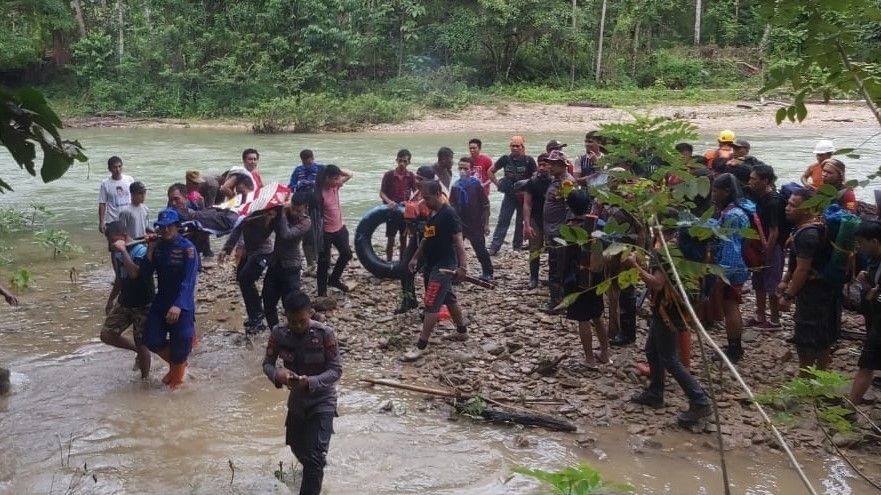 Basarnas Evakuasi 33 Orang yang Terjebak di Sungai Lamesou Sultra