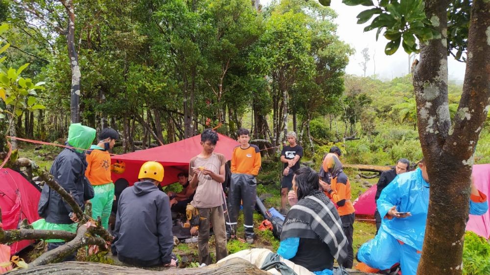 Basarnas Makassar Evakuasi 3 Pendaki Hipotermia di Gunung Bawakaraeng 
