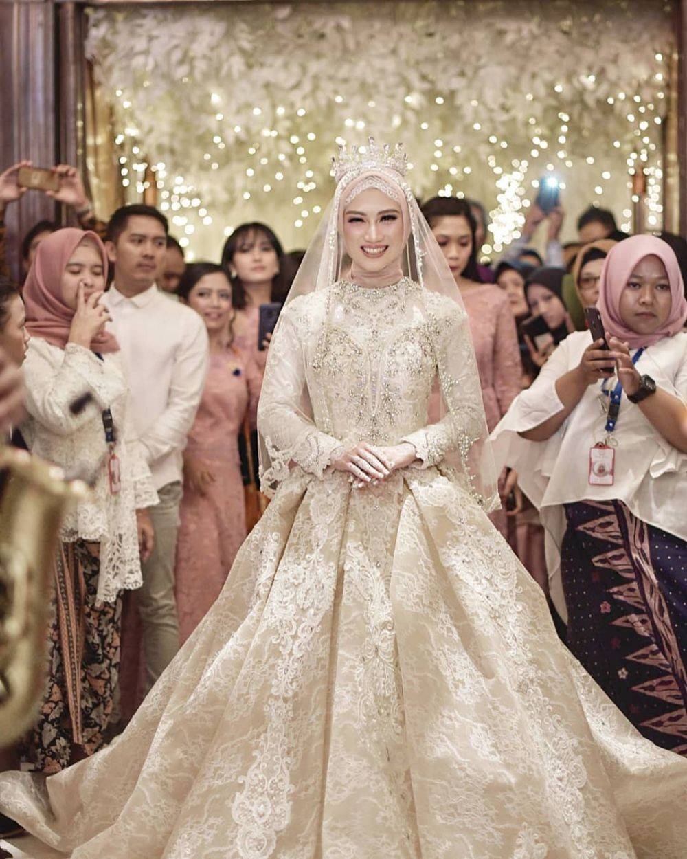 9 Ide Gaun Pernikahan Ball Gown Untuk Hijabers, Memesona Bak Princess