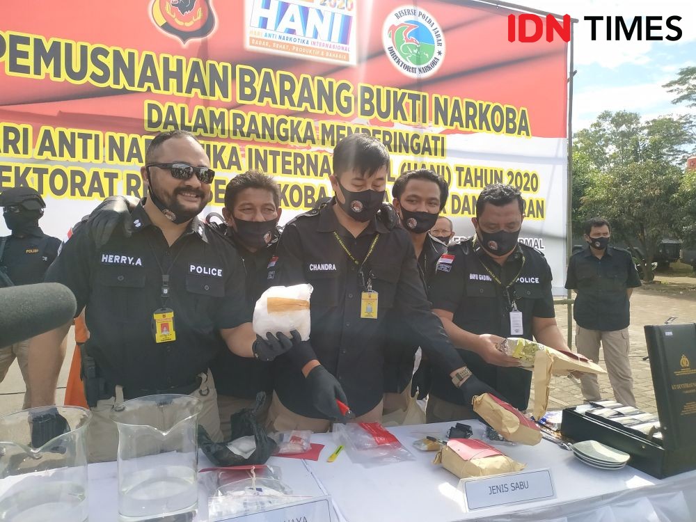 Polda Jabar Musnahkan Puluhan Ribu Botol Miras dan Narkotika 