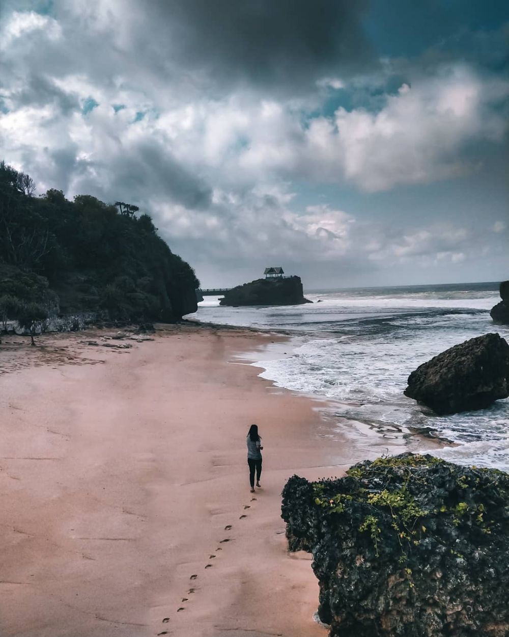 10 Pantai Paling Eksotis di Yogyakarta yang Memanjakan Mata