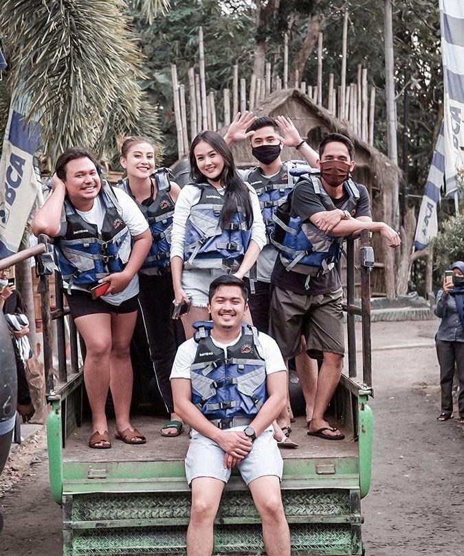 Nikmati Liburan di Jogja, Awkarin Naik Jeep Merapi dan Dolan ke Candi