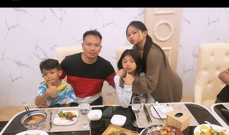 Salut! 10 Foto Ini Buktikan Vicky Prasetyo Pujaan Anak-anak