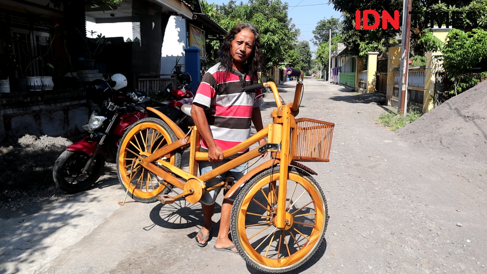 Kreatif! Pria Sukoharjo Olah Limbah Jadi Sepeda Kayu Jutaan Rupiah