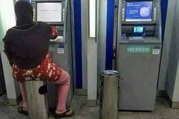 Kreatif atau Super Malas Gerak Nih? 10 Kelakuan Paling Nyleneh