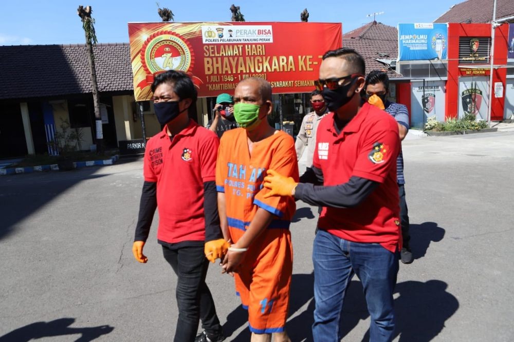 Berbekal TikTok, Pembersih Makam di Surabaya Cabuli 10 Anak-anak